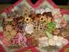 Upeču vánoční cukroví. Seznam druhů: Linecké cukroví - slepované, vosí hnízda, ořechové kytičky,
Schwarzenberské podkovy (ořechové, slepované marmeládou), vanilkové hrudky (i
rohlíčky), ořechy, valašské slepované čtyřlístky (pečené + nepečené těsto
slepené marmeládou), mandlové kuličky, kakaové cukroví přes strojek, kokosová
kolečka, perníčky, šlehačkové cukroví, mušličky, košíčky s ořechovou náplní,
rumové maryšky s ořechy...